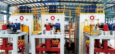 Lisovací stroj so systémom úpravy oleja